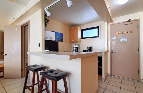 Waikiki Apartment | Suite 422 at the Waikiki Grand Hotel® Queen Bed & SofaBed