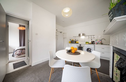 Belsize Apartment | Suite 9 Blissful, Bright 1 bedroom suite in quiet rd in Belsize Park