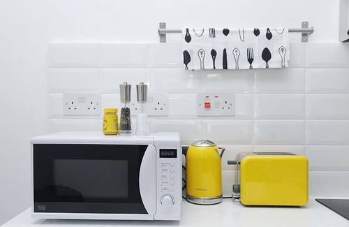 Belsize Apartment | Suite 9 Blissful, Bright 1 bedroom suite in quiet rd in Belsize Park