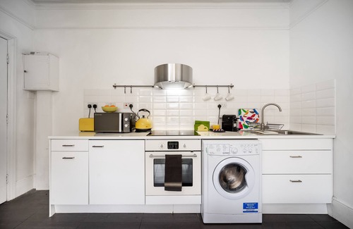 Belsize Apartment | Suite 9 Blissful, Bright 1 bedroom suite in quiet rd in Belsize Park