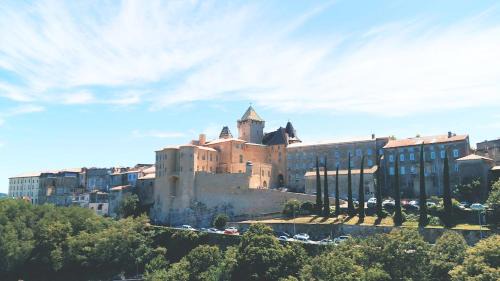 Aubenas Apartment | Suite Aubenas centre - château