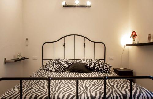 Pisa House | Suite Black and Wite