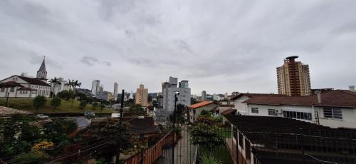 Velha House | SUITE COM AR e BWC PRIVATIVO POUCOS METROS OKTOBERFEST