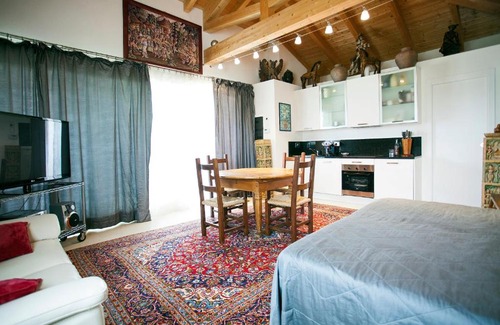 Castel San Pietro Terme Apartment | Suite con letto matrimoniale, angolo cucina, bagno privato.