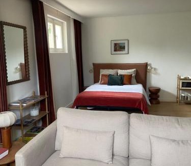 Craponne House | Suite Cosy Chambre avec espaces Salon et Salle de bain privés