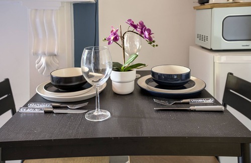 Hackney Central Apartment | Suite-Deluxe-Shared Bathroom-Street View-2