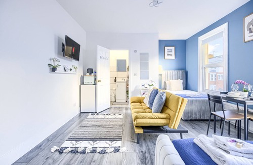 Hackney Central Apartment | Suite-Deluxe-Shared Bathroom-Street View-3