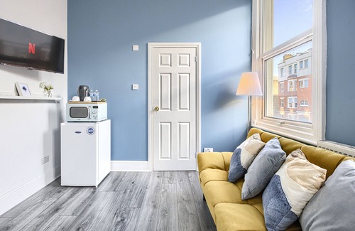 Hackney Central Apartment | Suite-Deluxe-Shared Bathroom-Street View-3