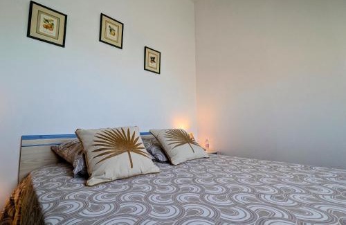 Chateauroux Bed & Breakfast | Suite Familiale Privatisée avec Petit Déjeuner, Salon et Chambres au 1er Étage - FR-1-591-396