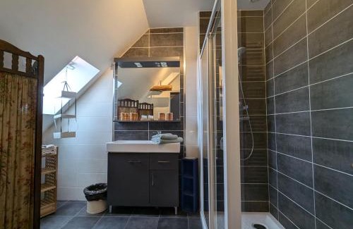 Chateauroux Bed & Breakfast | Suite Familiale Privatisée avec Petit Déjeuner, Salon et Chambres au 1er Étage - FR-1-591-396