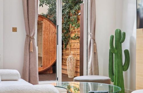 Notre-Dame-des-Champs Apartment | Suite luxueuse avec jardin privé Sauna et Jacuzzi