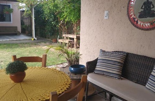 Rio Vermelho Norte House | Suite para casal com espaço gourmet, entre mar e lagoa.