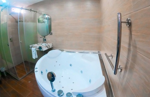 Chancay House | Suite Con Jacuzzi y Balcón by BlueThree Hotel 3✨️ a 7 min de la Plaza de Chancay