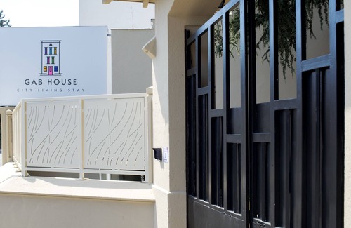 Bron House | Suite-Premium-Ensuite with Shower-Garden view