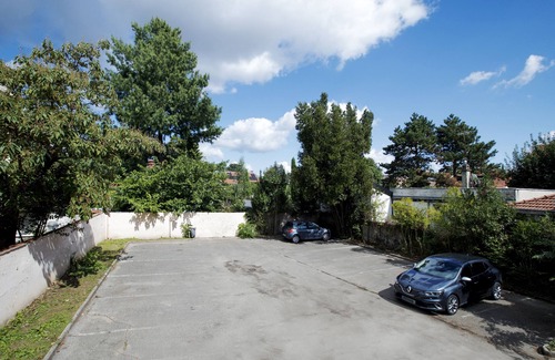 Bron House | Suite-Premium-Ensuite with Shower-Garden view