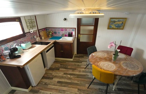 Avignon Boat Rental | Suite-Private Bathroom-River view