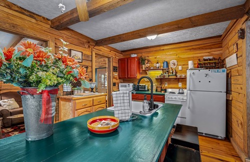Mentone Cabin | Suite Retreat-fireplace, hot tub, & fire pit