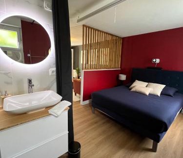 Leguevin Apartment | Suite Rohmer Vidéoprojecteur et cocon intimiste