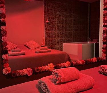Bourg-les-Valence Apartment | Suite Romantique - Love Room Valence Amour et Bulles - Jacuzzi - Lit king size avec miroir XXL - Sofa Tantra - Drôme Ardèche