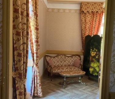 Saint-Barthelemy-de-Vals Bed & Breakfast | Suite romantique d'Isoarde des Baux - Château de Rochetaillée