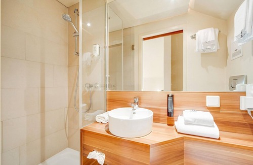 Maxglan House | Suite - Room Only - non ref - Astoria, Hotel