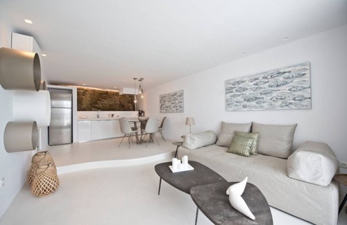 Tourlos Villa | Suite Ruby one bedroom suite with shared pool in Agia Sofia