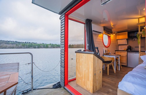 Guernes Boat Rental | Suite Scandinave : Cocon d'amour sur l'eau avec SAUNA (vue) (40' Paris)