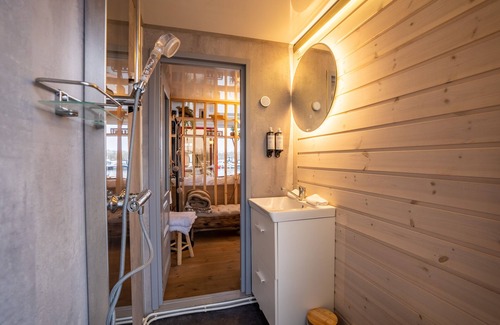 Guernes Boat Rental | Suite Scandinave : Cocon d'amour sur l'eau avec SAUNA (vue) (40' Paris)
