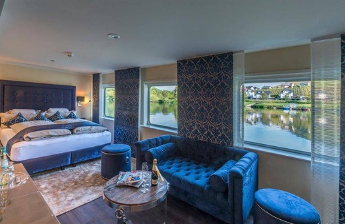 Muelheim Hotel | Suite, shower, toilet, river view