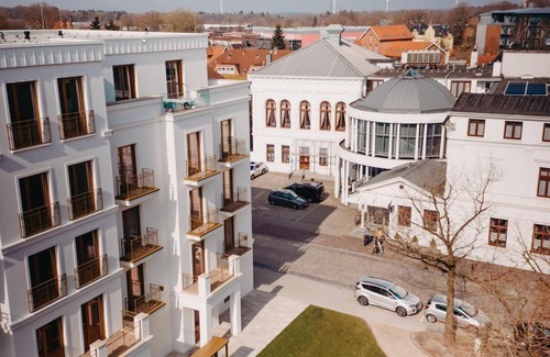 Center House | Suite, shower or bath, WC - Hotel am Schloss