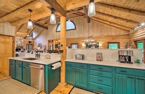 Sapphire Cabin | Suite Sixteen - Spacious Lodge Vibe - nestled within Burlingame