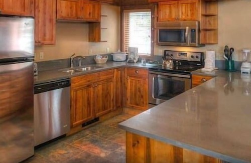 Baldy Mountain Resort | Suite Sleeps 6 | Hot Tub | Lounge | Concierge