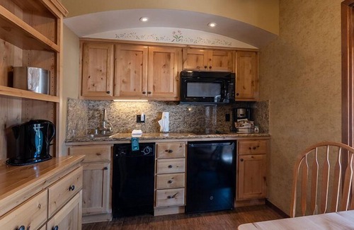 Olympic Valley Hotel | Suite w/Balcony, Parking, Outdoor Pool & Kitchen!