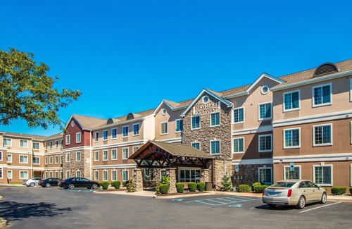 East Texas Condo | Suite with Conference Space | Free Breakfast + 24-hour Business Center