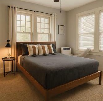 East Cesar Chavez House | Suite with private access by The Pearl and downtown