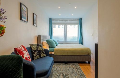 Overtoomse Sluis Bed & Breakfast | Suite with private bathroom near Vondelpark