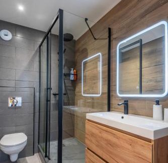 Gujan-Mestras Apartment | Suites Kerlarros Clim et Parking face Gare et Port