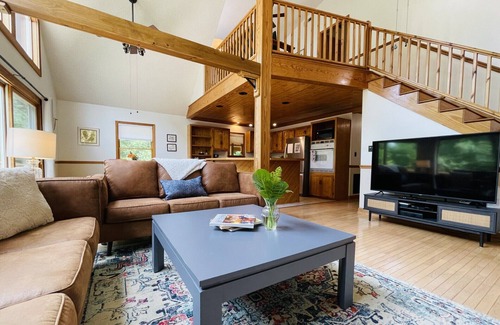 Hot Springs Cabin | Summer Beauty, Spacious Mountain House! Indoor Games! 15 min to Max Patch!