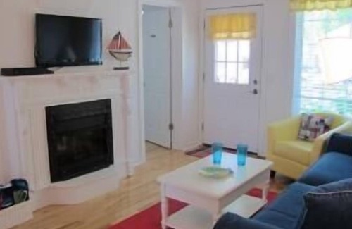 Pentwater House | Summer Breeze - Centrally Located