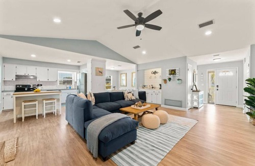 Holiday Harbors House | Summer Breeze - Heated Pool - 4 min to Mayo