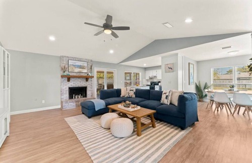 Holiday Harbors House | Summer Breeze - Heated Pool - 4 min to Mayo