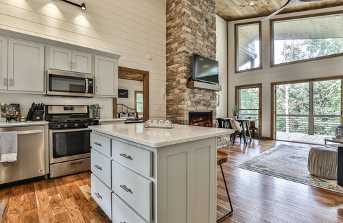 Ellijay Cabin | Summer cabin | Sleeps 8 + Hot Tub!