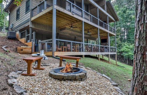 Ellijay Cabin | Summer cabin | Sleeps 8 + Hot Tub!