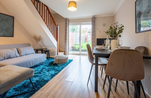 Bradley Stoke House | Summer Close by Tŷ SA