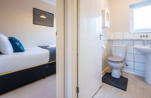 Bradley Stoke House | Summer Close by Tŷ SA