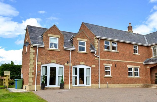 Warkworth House | Summer Cottage