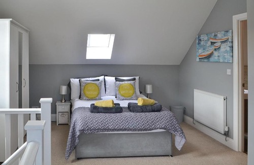 Warkworth House | Summer Cottage