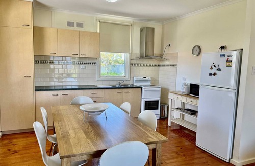 Waterhouse House | Summer Daysies - WiFi, Pet Friendly Outside