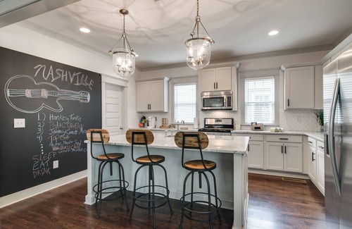 McFerrin Park House | Summer Discounts! Big Yard for Pets! Restaurants!BROADWAY/Downtown 1 ML TOPGOLF!