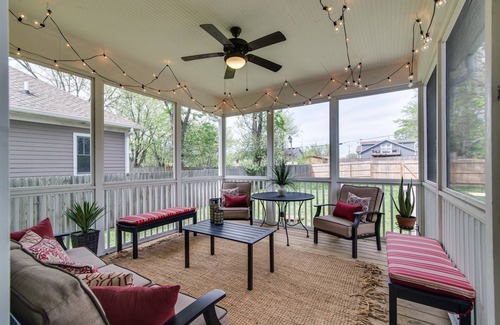 McFerrin Park House | Summer Discounts! Big Yard for Pets! Restaurants!BROADWAY/Downtown 1 ML TOPGOLF!
